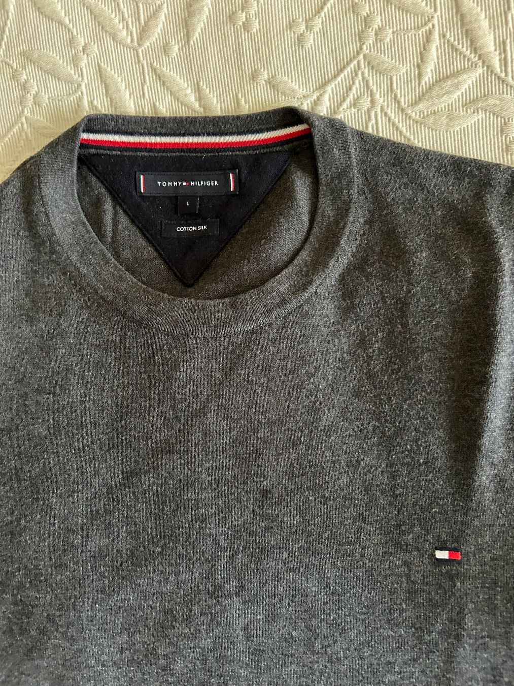 Pulls & Sweat-shirts: Pull Tommy Hilfiger L – D'occasion à Fribourg par SenhorNeves
