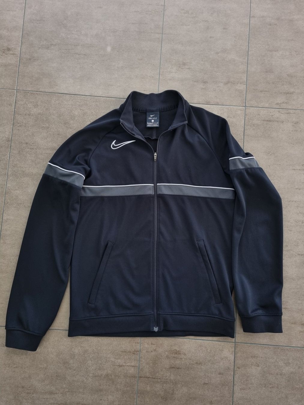 Nike Giacche & Cappotti: Nike Dry fit Jacke, Gr. 147-158 – Usato da Wiesendangen venduto da kauftipp