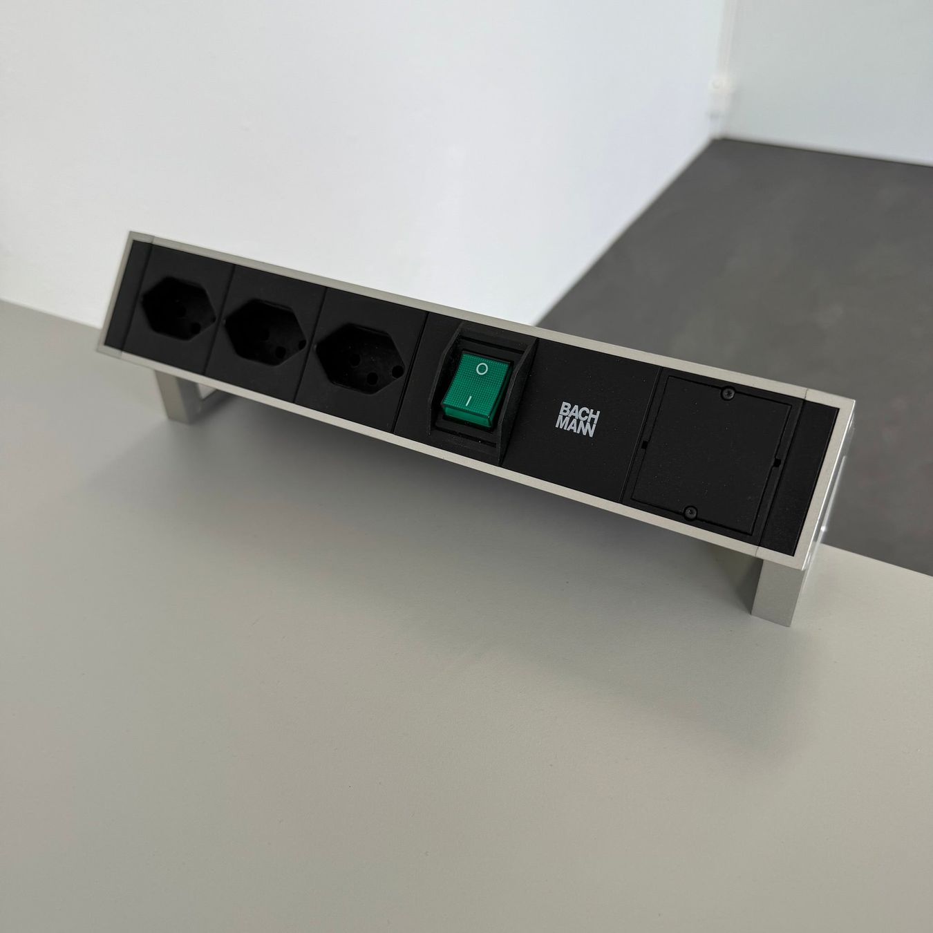 Alimentazione elettrica: Bachmann Desk 2 Mehrfachstecker – Usato da Schönenwerd venduto da mcofficeshop 4