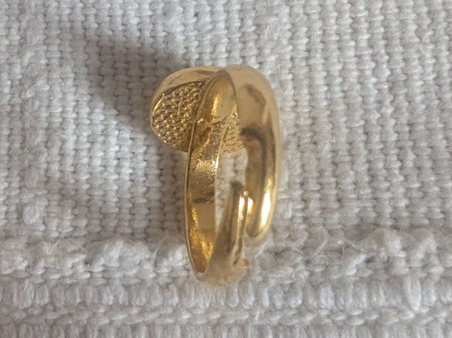 Anelli: Bague dorée vintage avec pierre bleue, taille réglable – Usato da Lausanne venduto da Nchiva 2