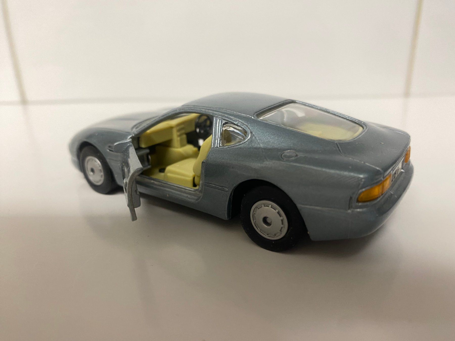 Aston Martin Modellini d'auto: Aston Martin DB 7 1-43 Maisto  188 neu OVP – Nuovo e nell'imballaggio originale da Stäfa venduto da executive-cars 3
