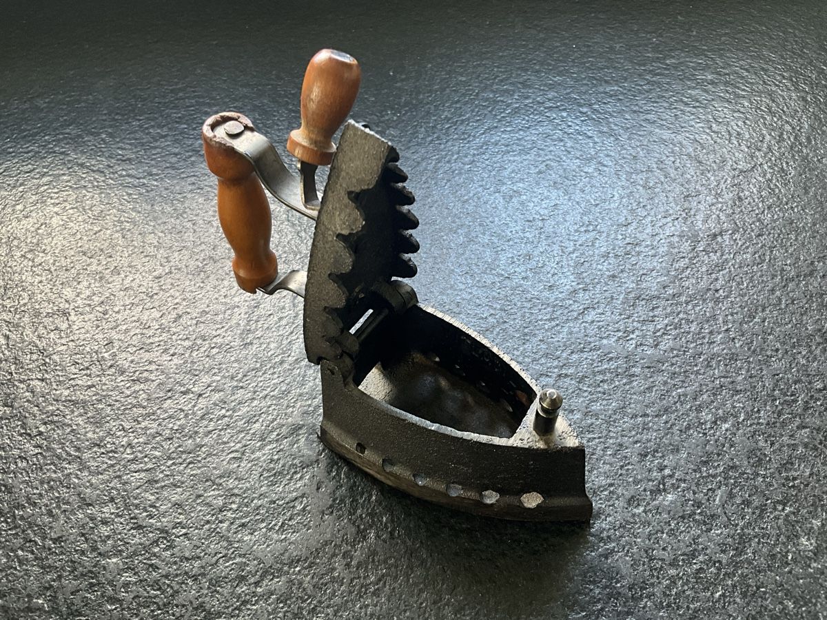 Ferri da stiro: Mini Antikes Bügeleisen, mit Holzgriff – Usato da möhlin venduto da Suter1234 1