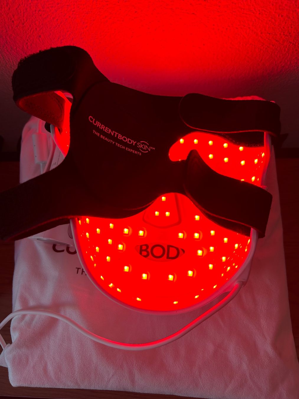 Cura del viso: CurrentBody LED Maske Series 2 – Usato da Oberengstringen venduto da Bechi 4