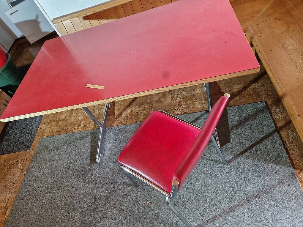 Tables: Tisch mit Stuhl – D'occasion à Grindelwald par jana2094 1