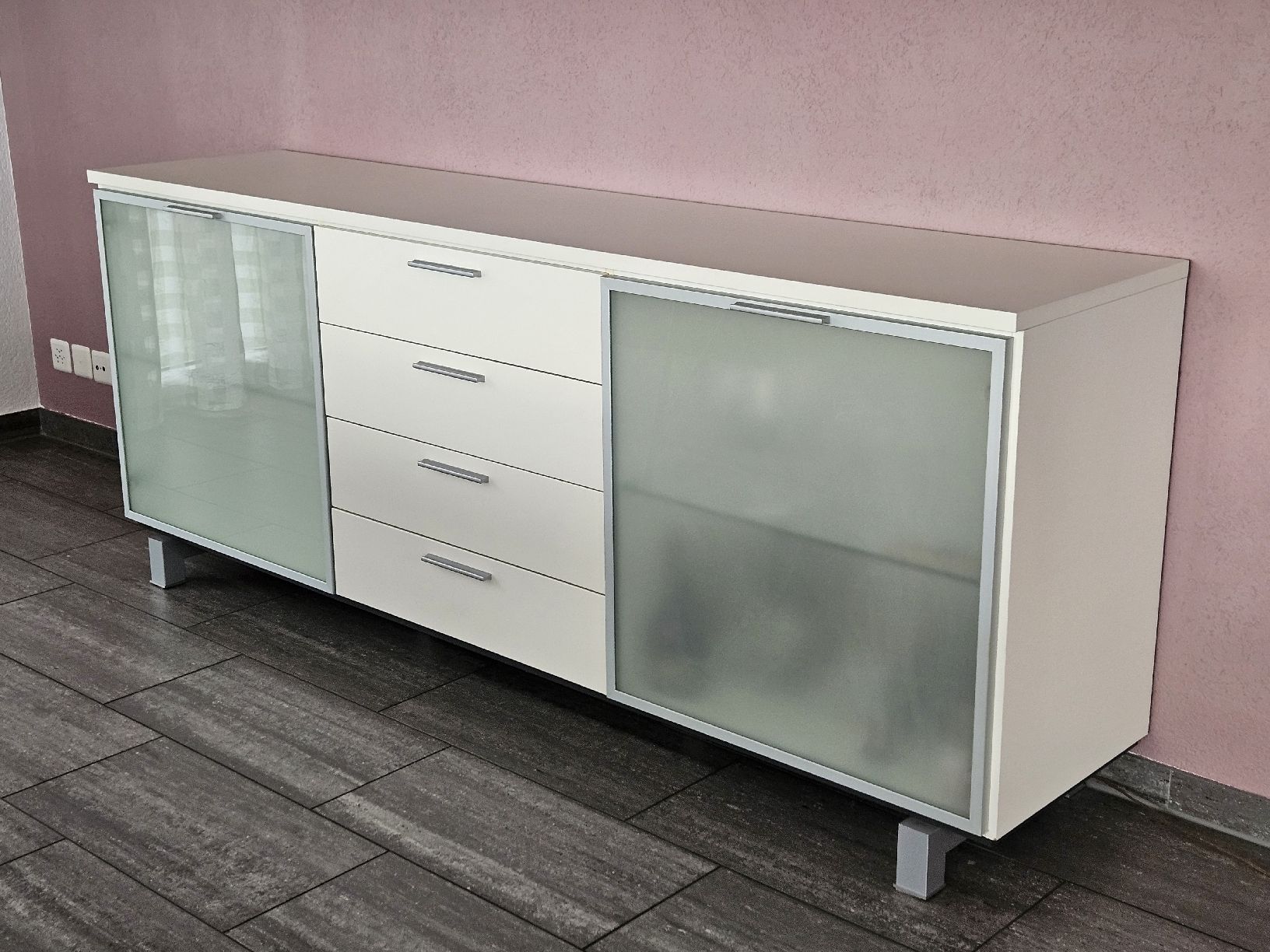 Cassettiere: Weisses Sideboard mit 2 Glastüren und 4 Schubladen – Usato da Rütihof venduto da krisma