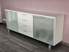 Weisses Sideboard mit 2 Glastüren und 4 Schubladen