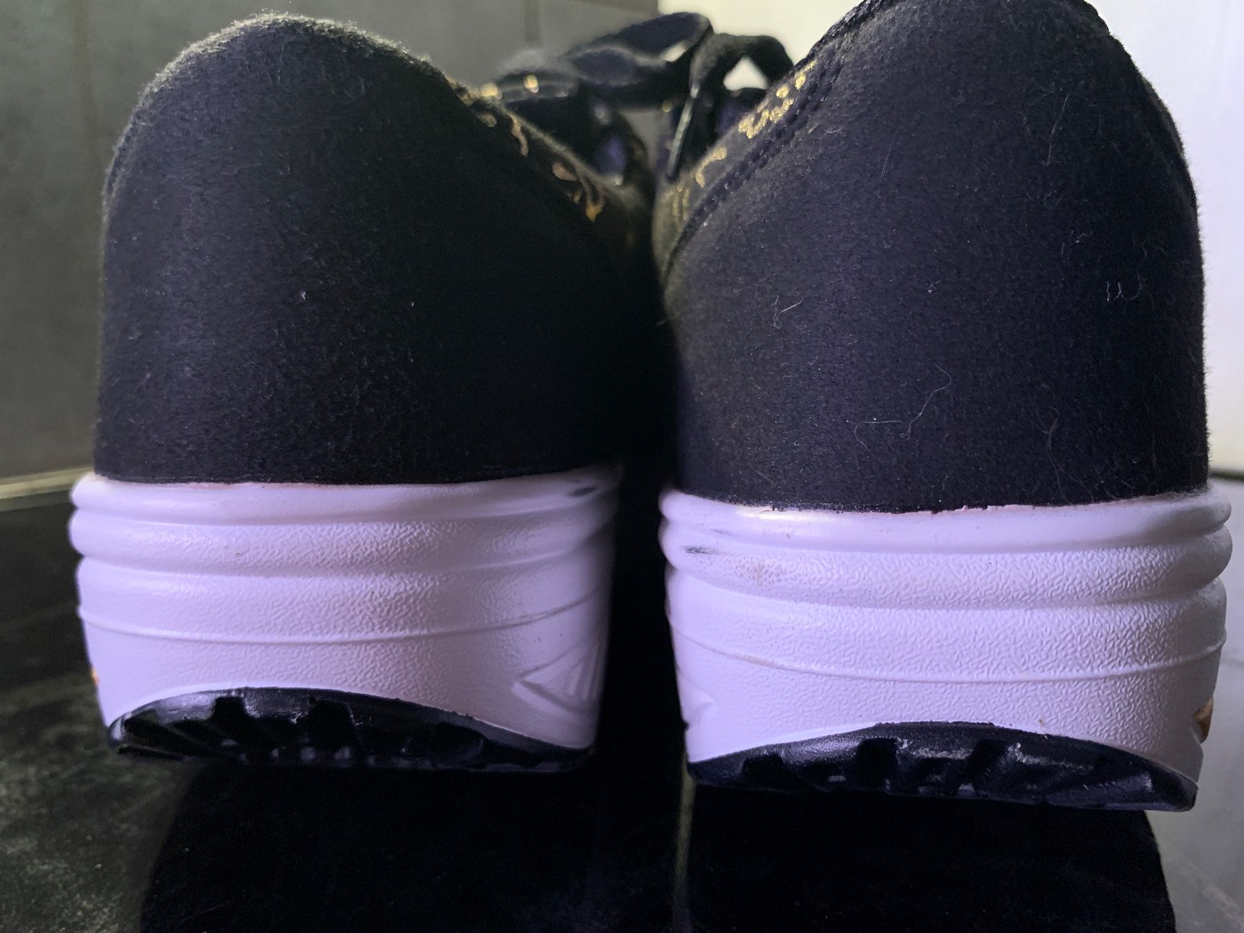 Scarpe da donna: Schwarz - Gold Abroll-Sneaker Gr. 40 – Usato da Steinebrunn venduto da Littlebird1 2