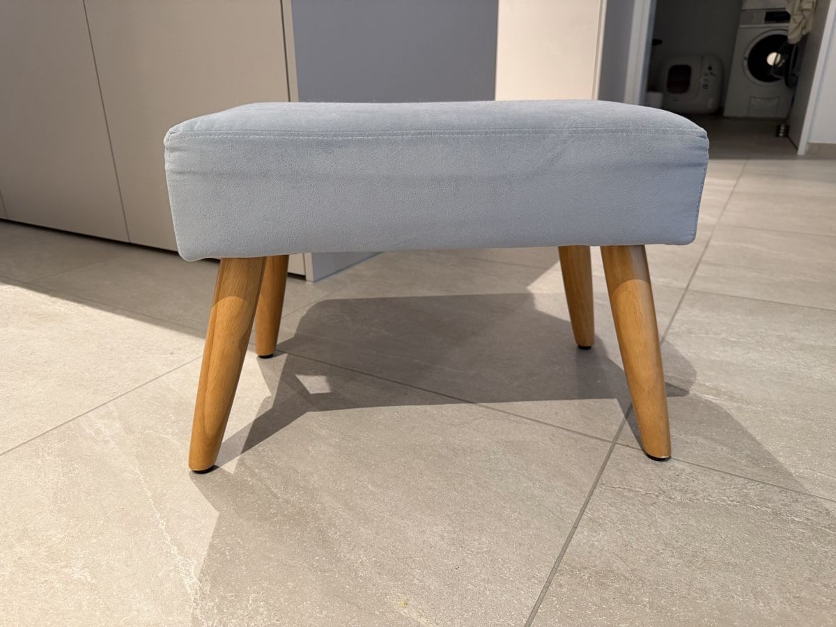 Sgabelli: Hocker hellgrau Holzbeine guter Zustand – Usato da Siglistorf venduto da demeyste 2