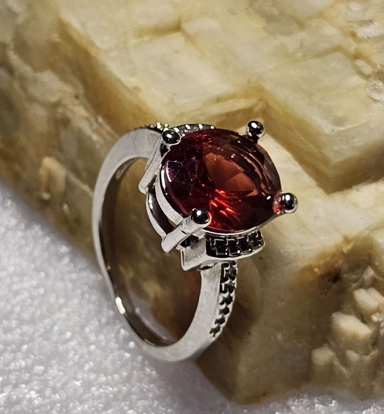 Anelli: Klassischer Ring mit rotem Zirkonia, 925 versilbert, Gr. 8 – Nuovo (secondo la descrizione) da Grenchen venduto da maretop 3