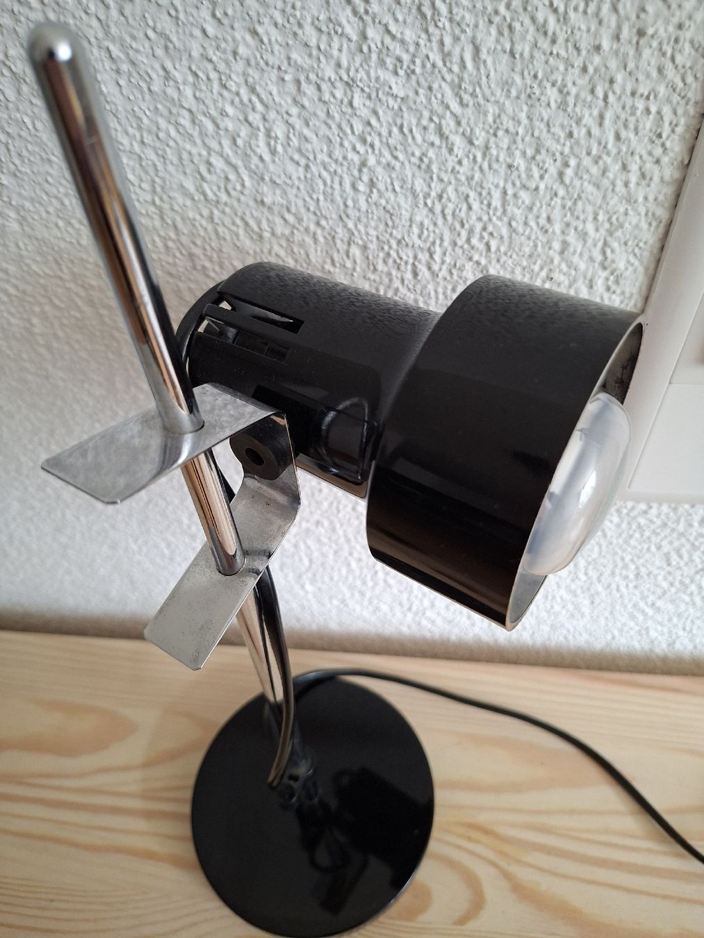 Lampade: vintage schwarze Lampe aus Kunststoff – Usato da Basel venduto da Lovintage 3