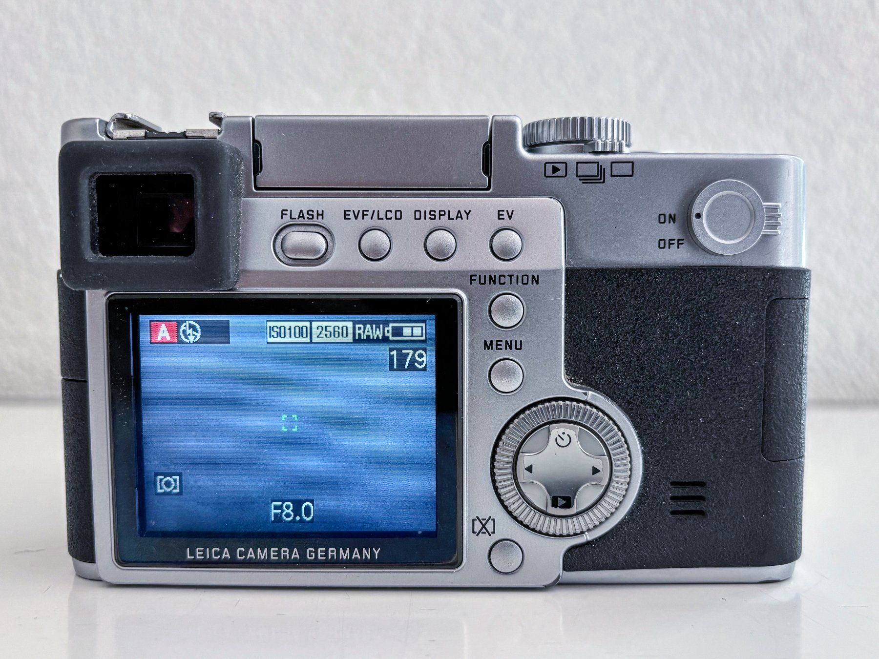 Leica Fotocamera: Leica Digilux 2 – Usato da Zürich venduto da J2O 1
