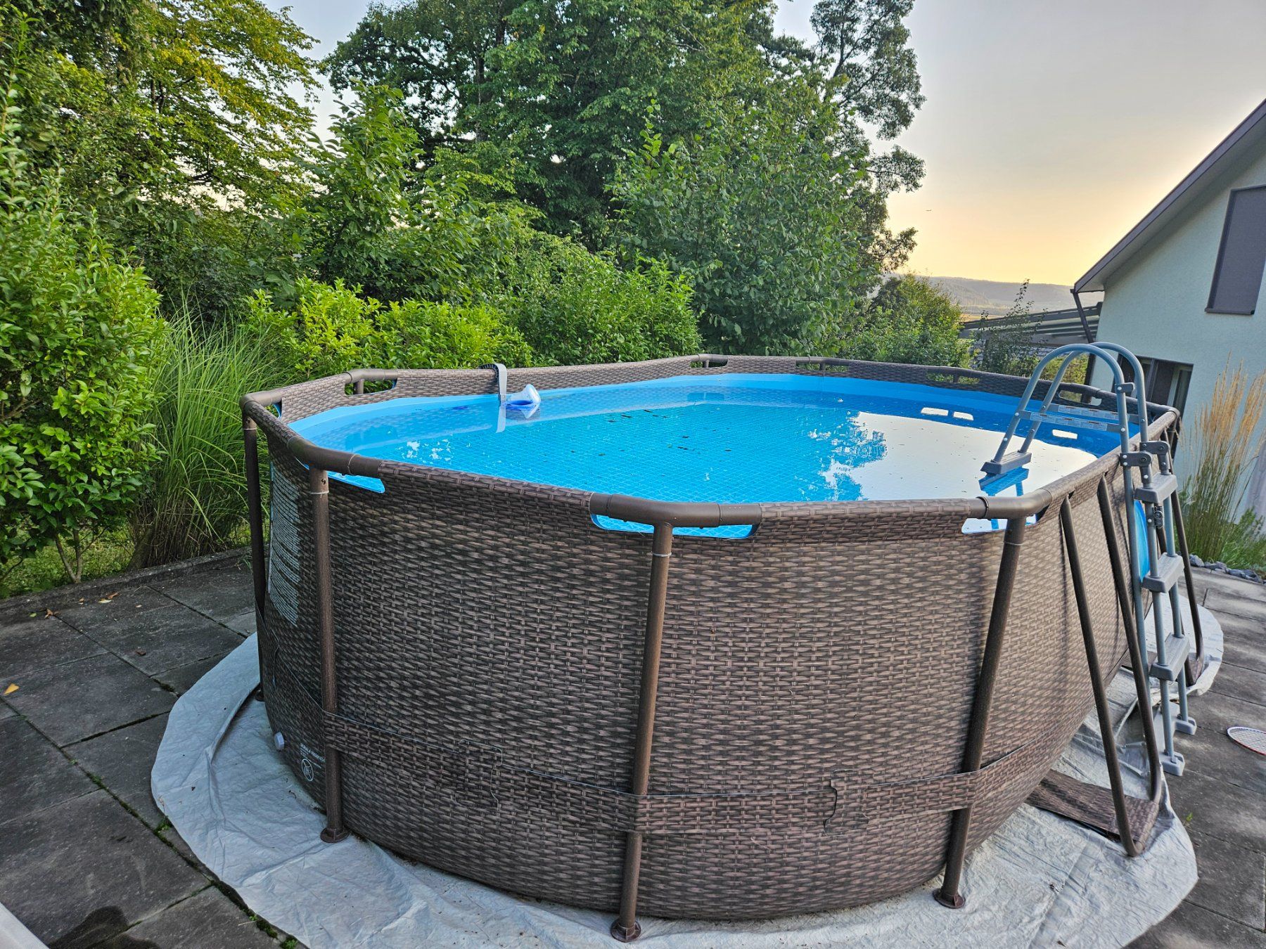 Bestway Piscine: Bestway Pool in Rattanoptik mit Sandfilterpumpe – Usato da Hüntwangen venduto da Baileyn 5