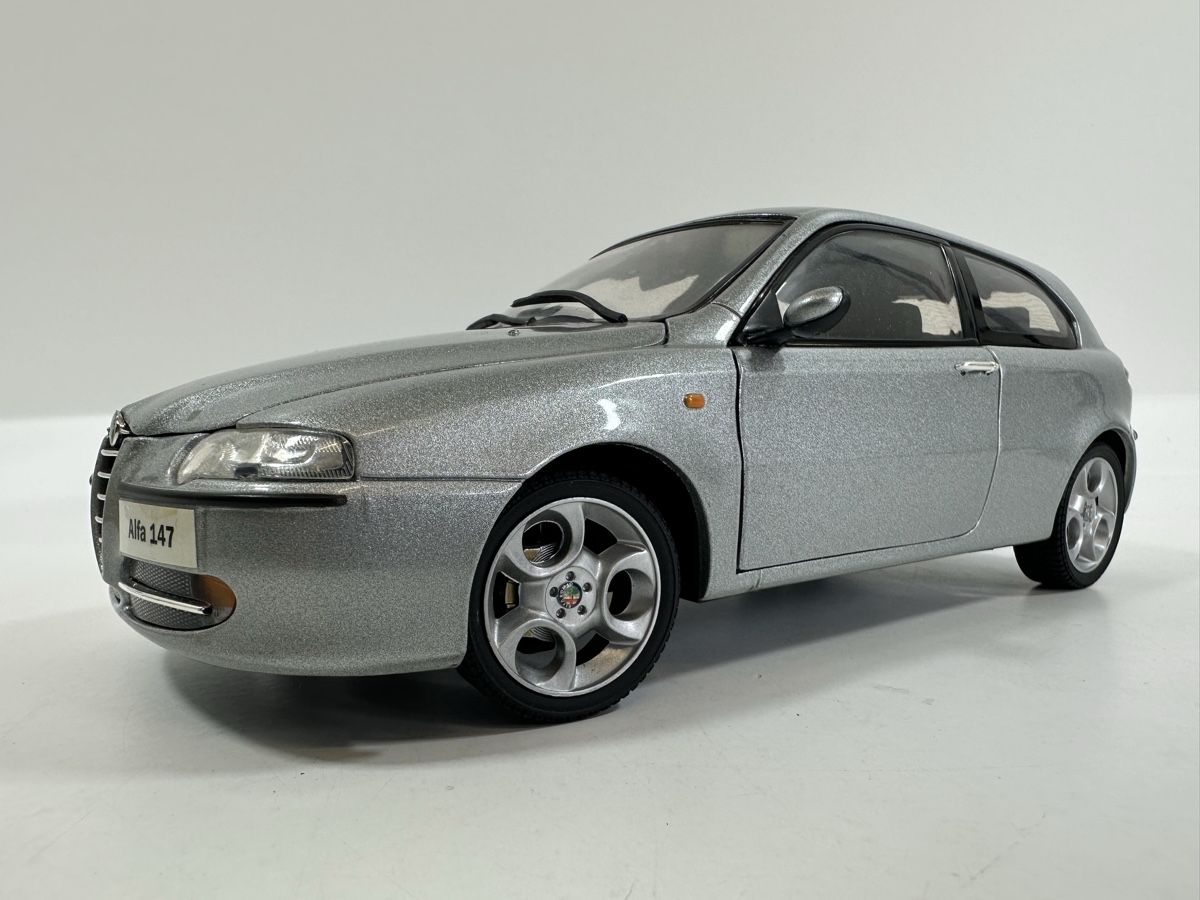 Alfa Romeo Modellini d'auto: Alfa Romeo 147 1:18, silber, RICKO – Usato da Zofingen venduto da rf9_x2xt
