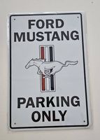 Zwei dekorative Nostalgie-Blechschilder Ford Mustang
