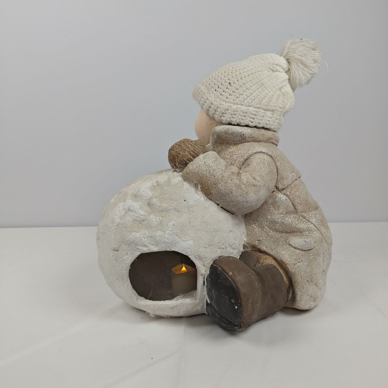 Statuette: Dekofigur Winterkind mit Schneeball – Usato da Wettingen venduto da Wendemarket 4