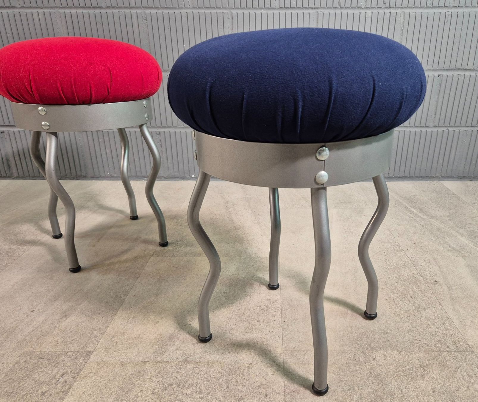 Ikea Sgabelli: 1995 IKEA Uri Stool by Per Ivar Ledang, Postmoderner Hocker – Usato da Solothurn venduto da Blinker9359 3