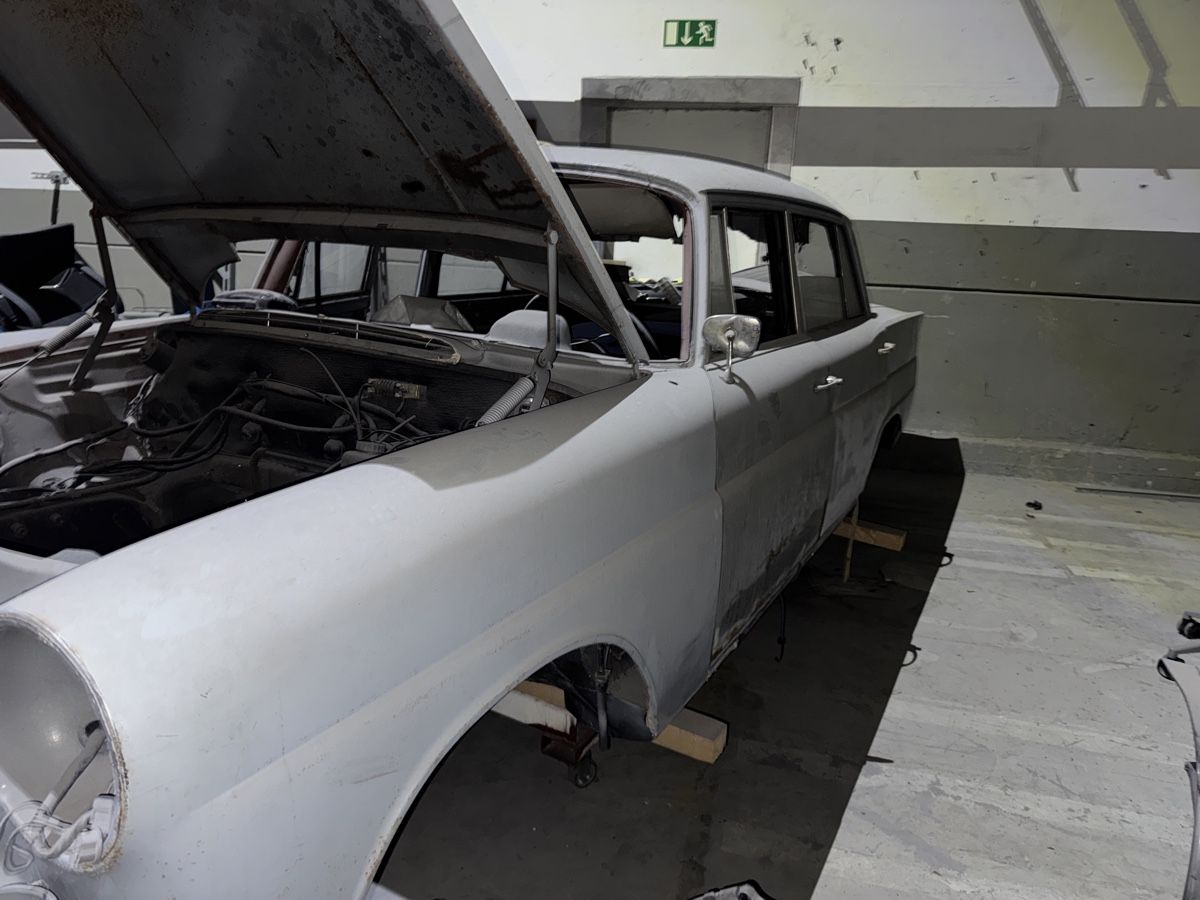 Mercedes-Benz Autos: Oldtimer Mercedes 200 D   – Défectueux à Oensingen par tri_n9r7 2