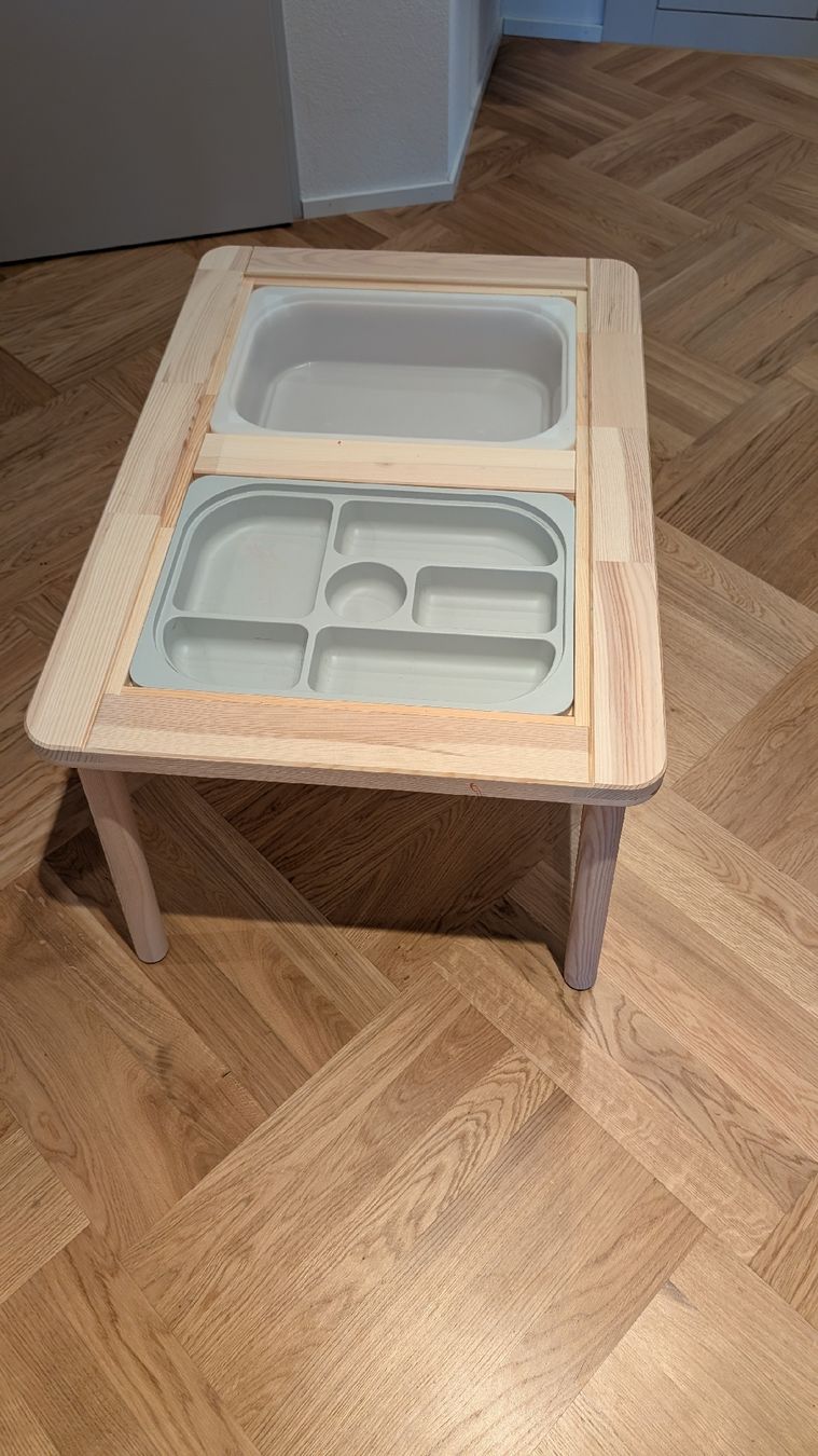 Ikea Set di tavolo e panche: ikea Flisat Kinder Holztisch mit Einsätzen & Hocker – Usato da Birmensdorf ZH venduto da Panshek 1