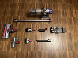 Dyson V10 Absolute mit Zubehör-mit neuem Akku u Filter!!