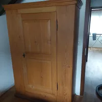 ANTIKER RESTAURIERTER KNECHTEN SCHRANK