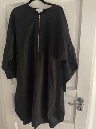 COS Kleid mit Reissverschluss schwarz Grösse 40
