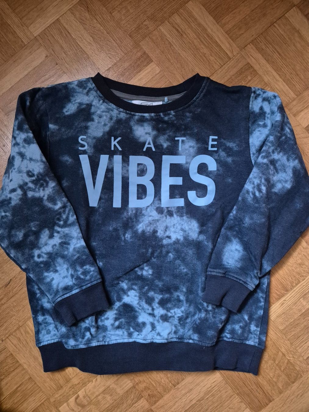 Maglioni & Felpe: Pullover Skate Vibes schwarz/blau gemustert, Gr. 128 – Usato da Dietikon venduto da grafad