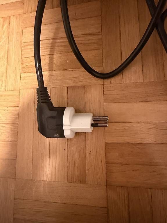 Tables de nuit: Schwarzer Beistelltisch mit Steckdose und USB  – D'occasion à Zürich par lej_7lbp 3
