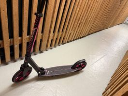 Muuwmi Kick Scooter schwarz/pink 