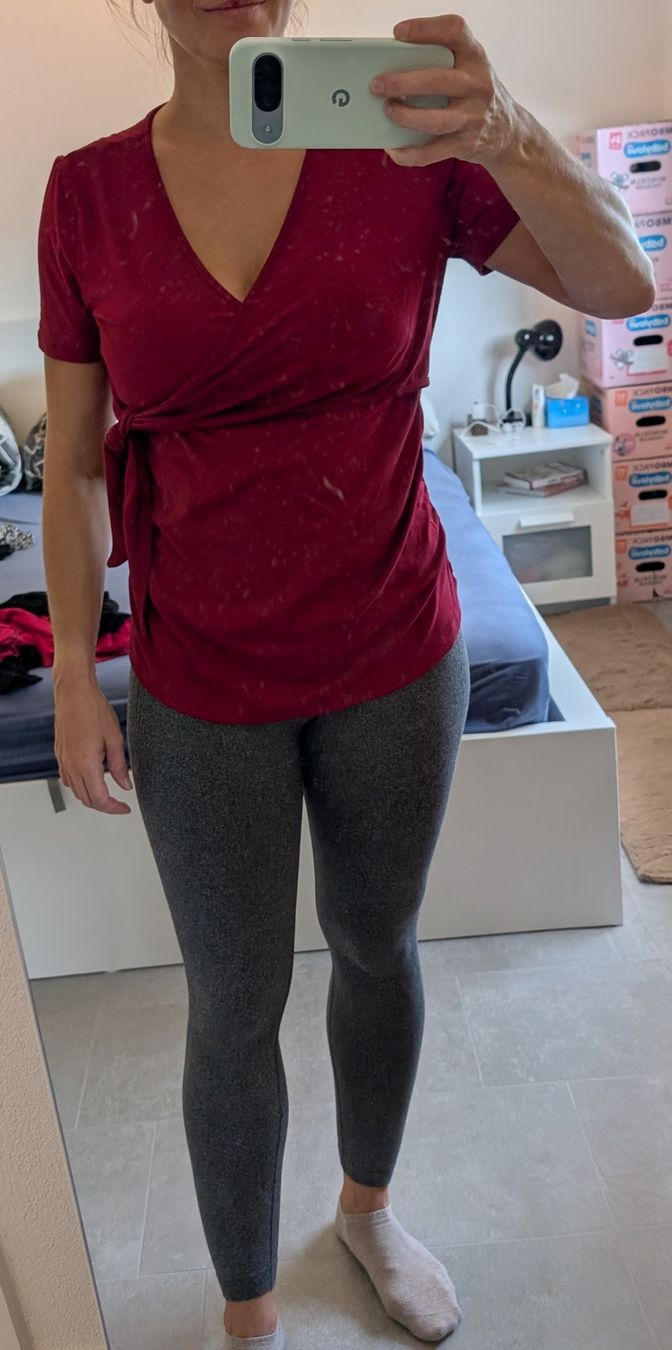 Shein Top: Shein Burgundy Maternity Wrap Top, Size M – Usato da Würenlos venduto da Pearl_sHobbyCrochet 3