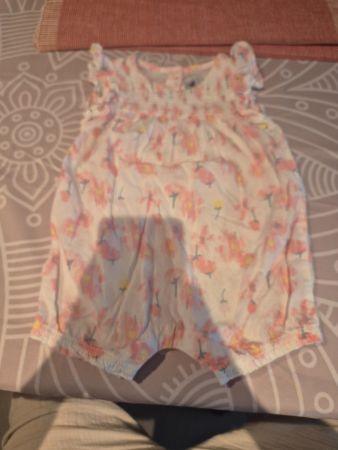 Sommerlicher Strampler Petit Bateau Blumenmuste Grösse 67