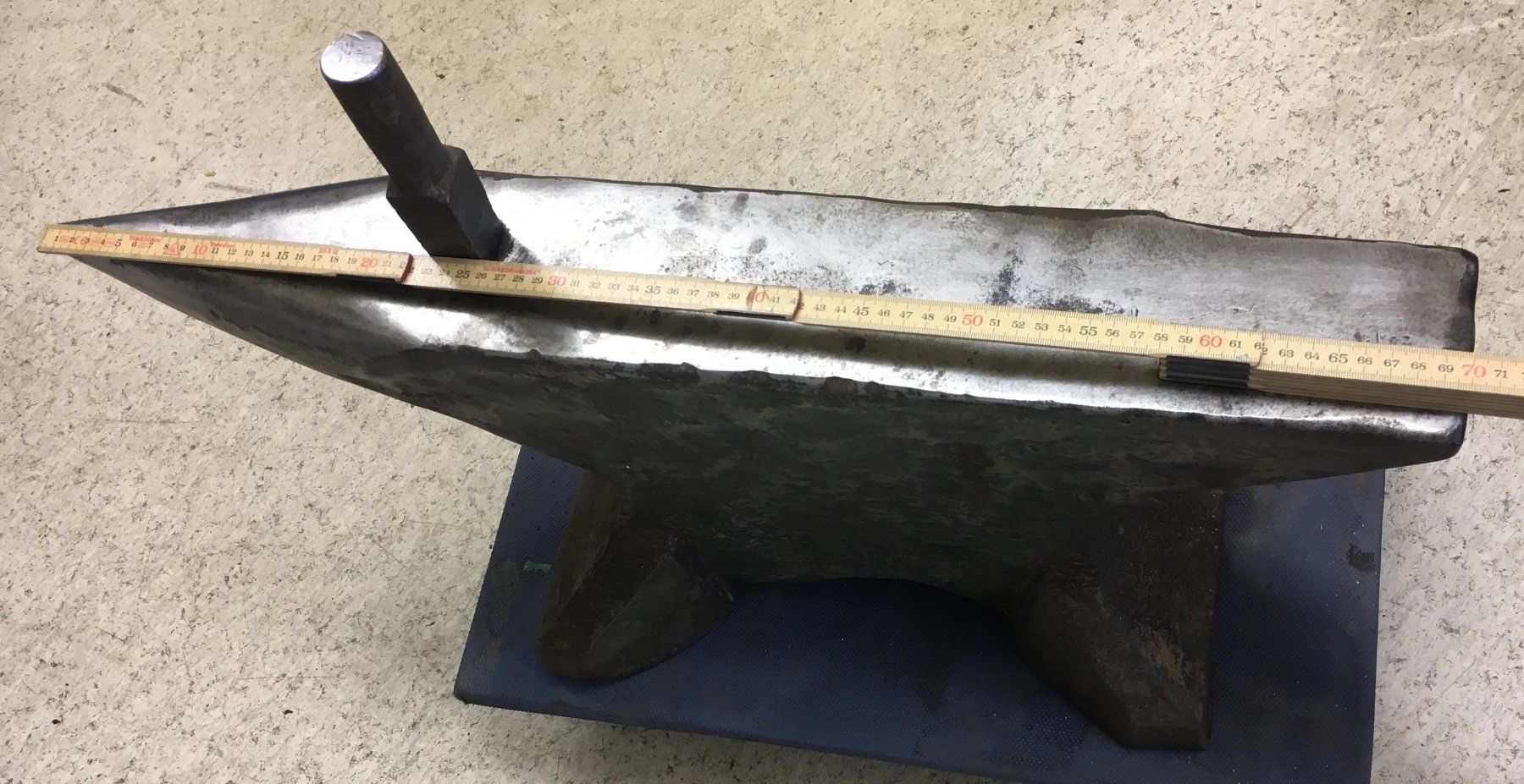 Attrezzi da lavoro: Amboss Stahl geschmiedet mit Sockel – Usato da Luzern venduto da Solanor13 1