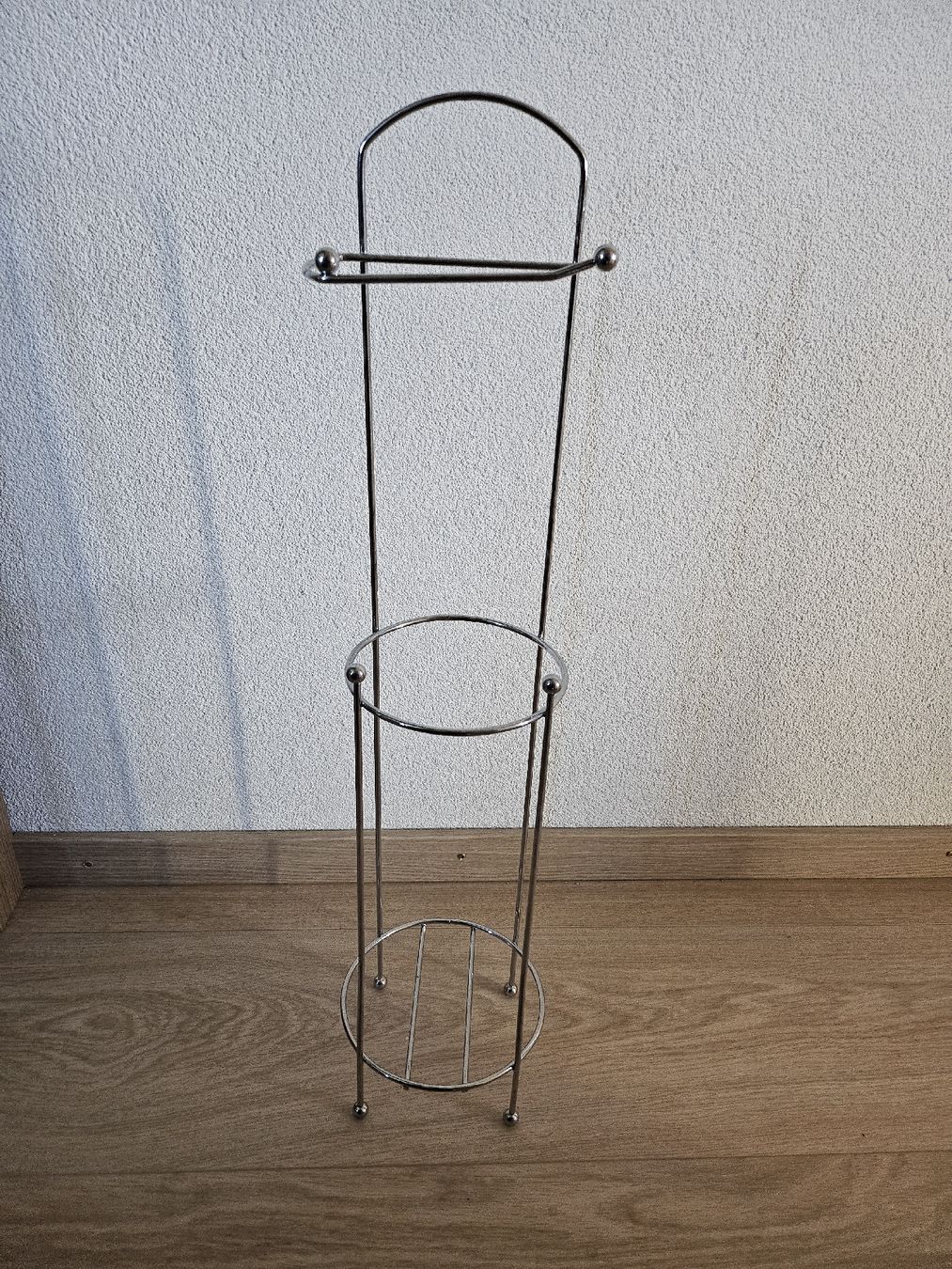 Sonstige Dekorationen & Accessoires: Porte-rouleau WC sur pied chromé – Gebraucht aus La Joux FR von car_ck96