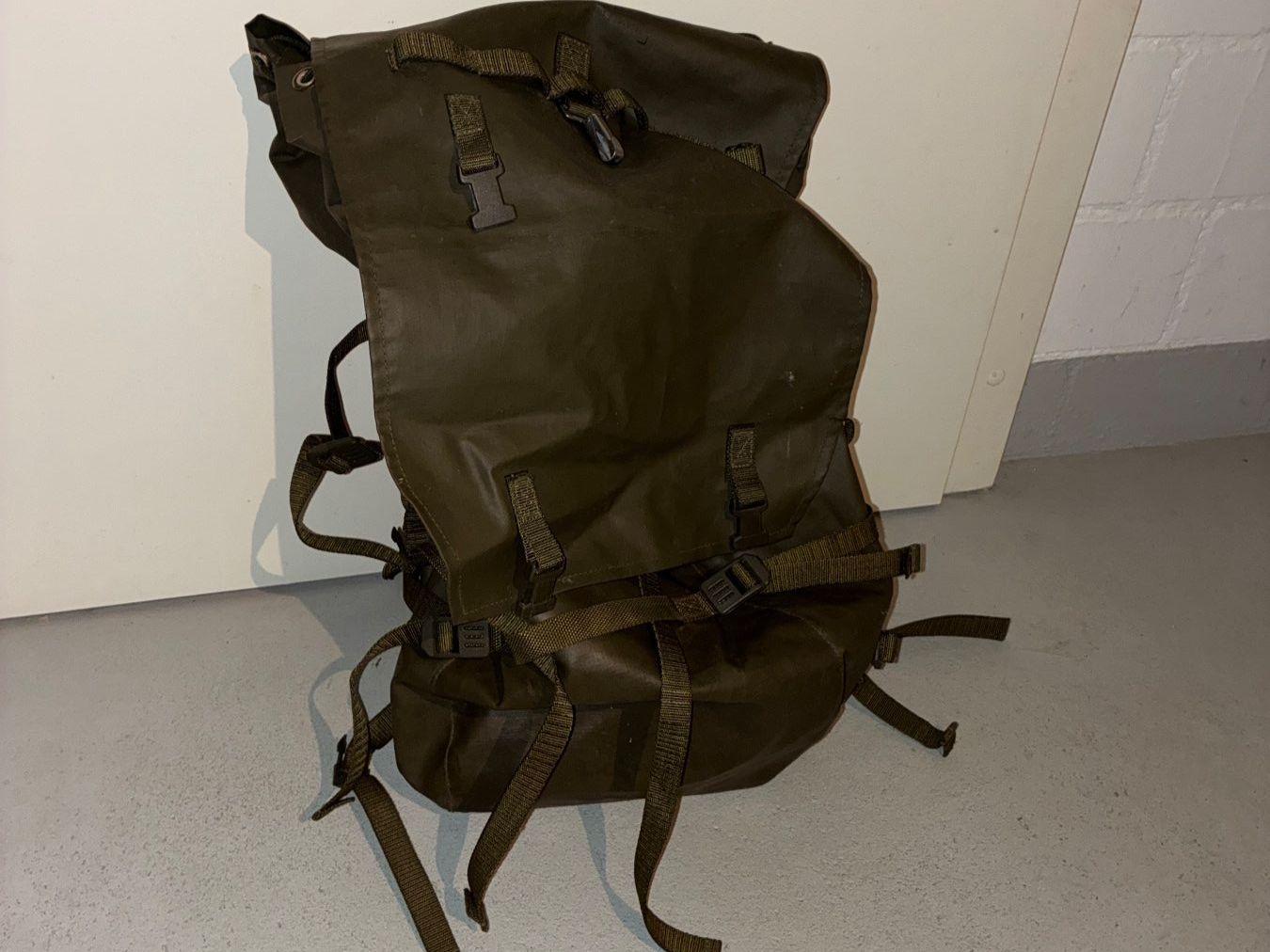Schweizer Armee Rucksäcke: Schweizer Armee Rucksack – Gebraucht aus Wohlen AG von Robballantine