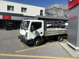 Nissan NT400 Cabstar Lieferwagen mit Brücke weiss