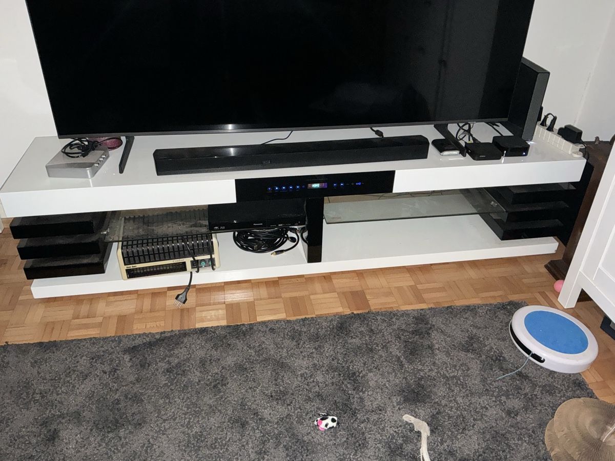 Mobili TV: Tv Gestell mit Boxen – Usato da Basel venduto da Ajscha7o1