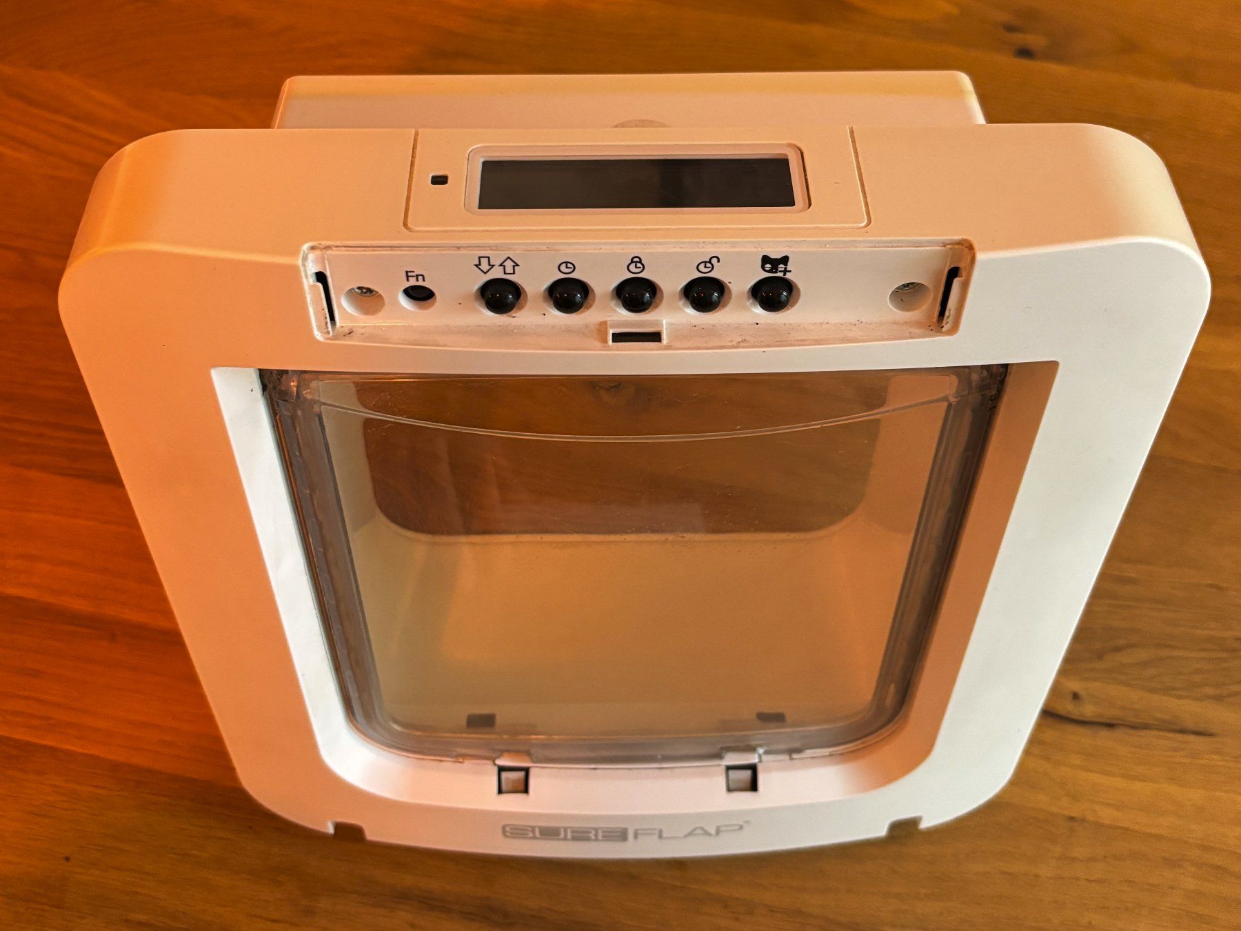 Chatières: SureFlap mikrochipgesteuerte Katzenklappe mit Montageadapter – D'occasion à Fahrweid par diamondsonmars 2