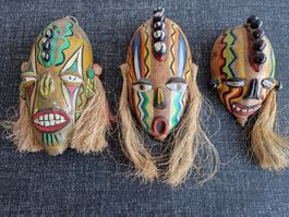 Drei farbenfrohe Masken aus Nussschalen - Herkunft Venezuela