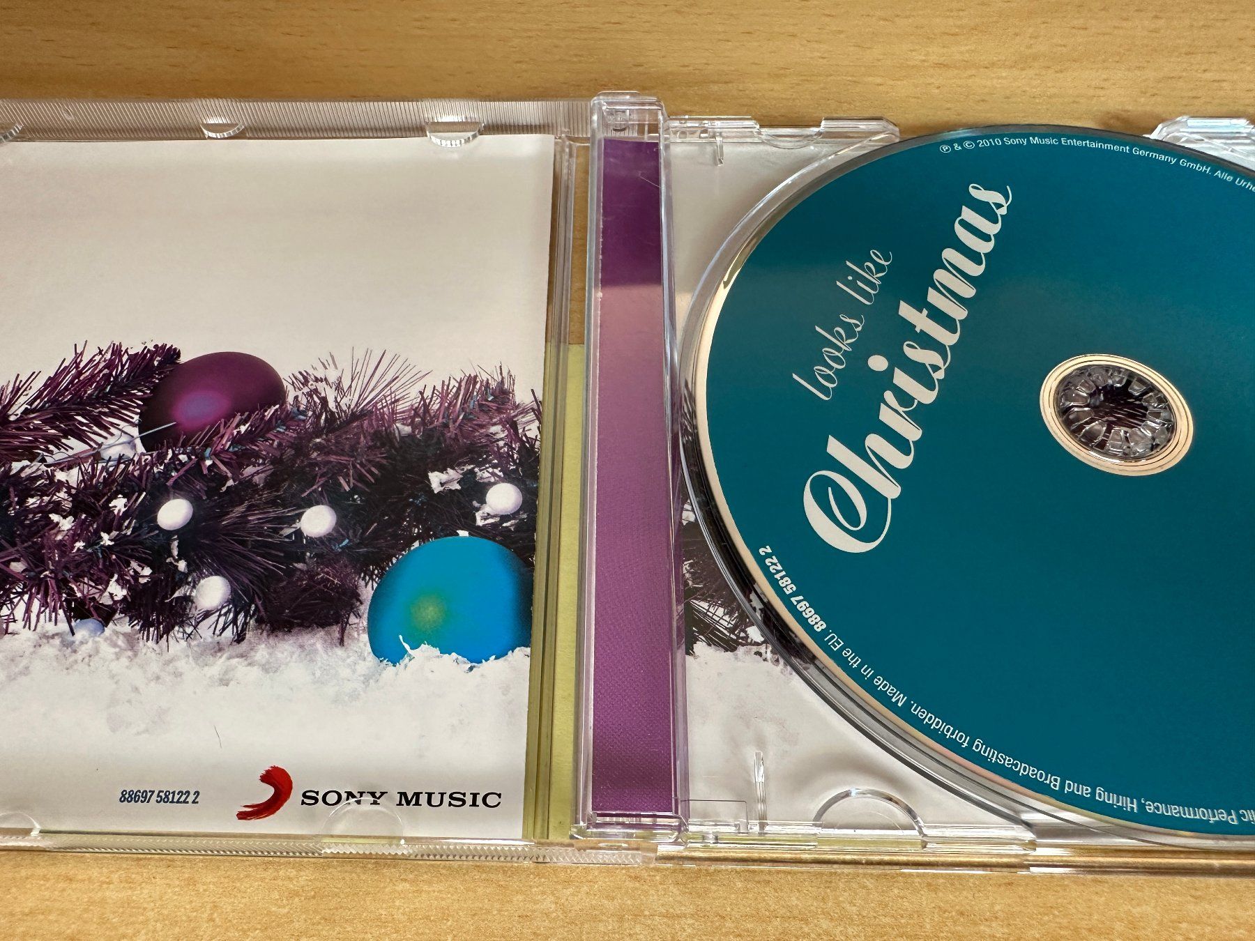 CD: N2 Various - Looks Like Christmas – Usato da Rikon im Tösstal venduto da Alpenmutz 2