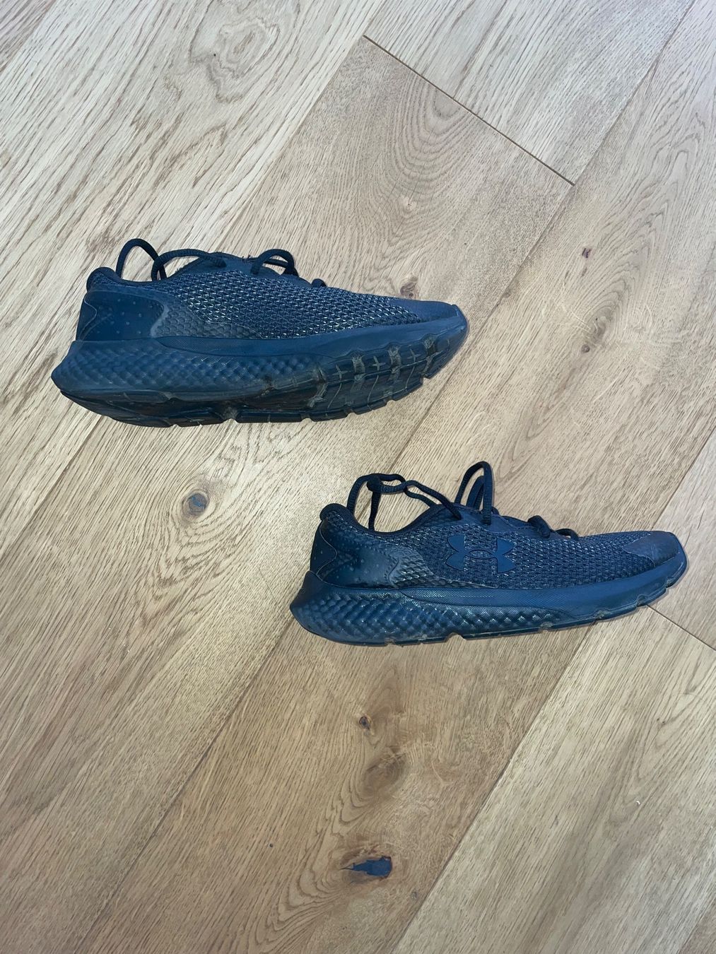 Under Armour Damenschuhe: Laufschuhe – Gebraucht aus Fislisbach von arse 2