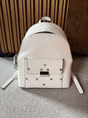 Rucksack weiss mit Nieten, wie neu