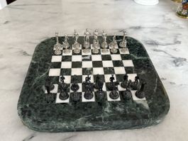 Schachspiel aus Marmor mit Figuren