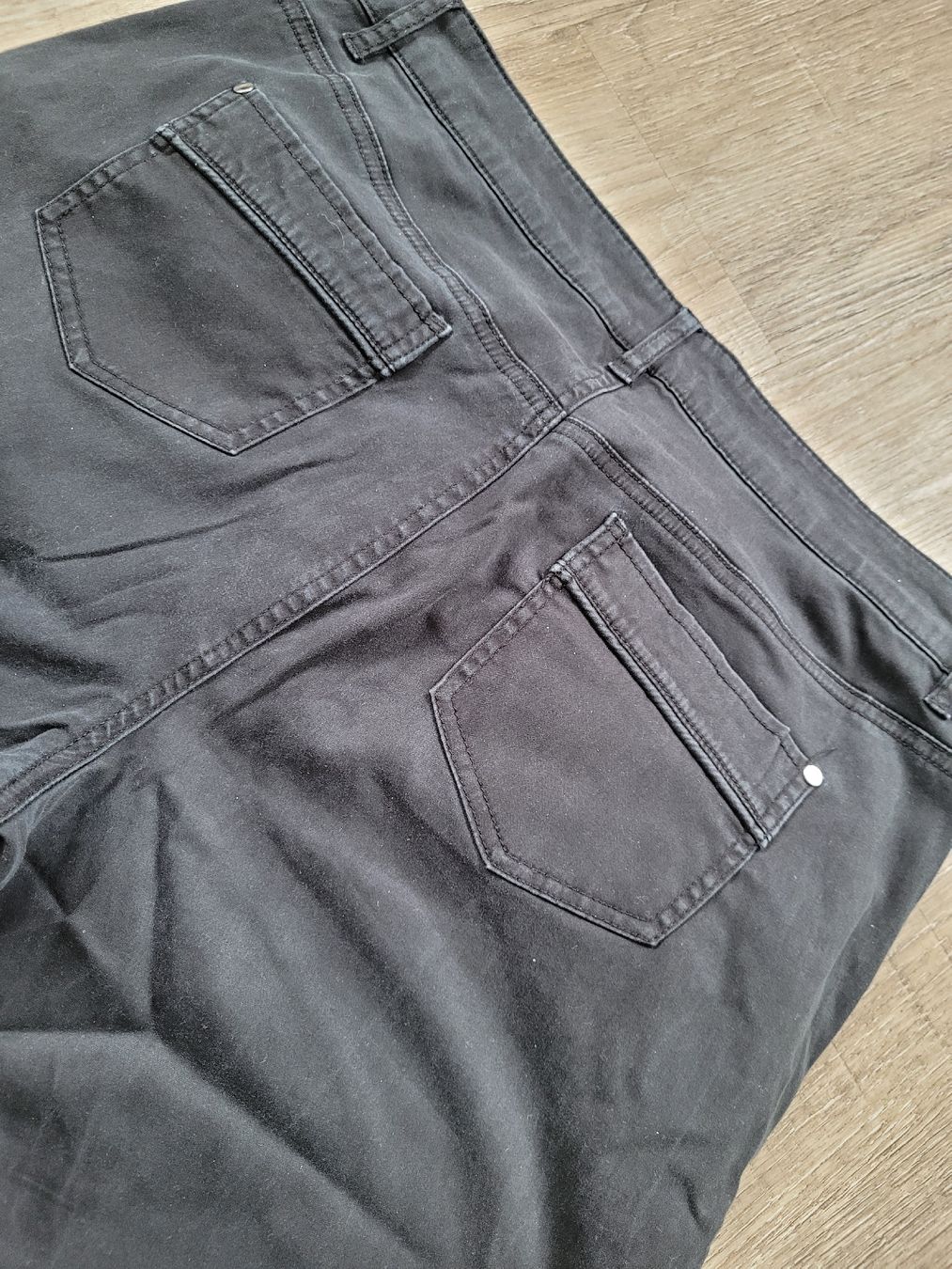 Pantaloni: schwarze Stoffhose von Manor 42 – Usato da Niederbuchsiten venduto da klengyel 4