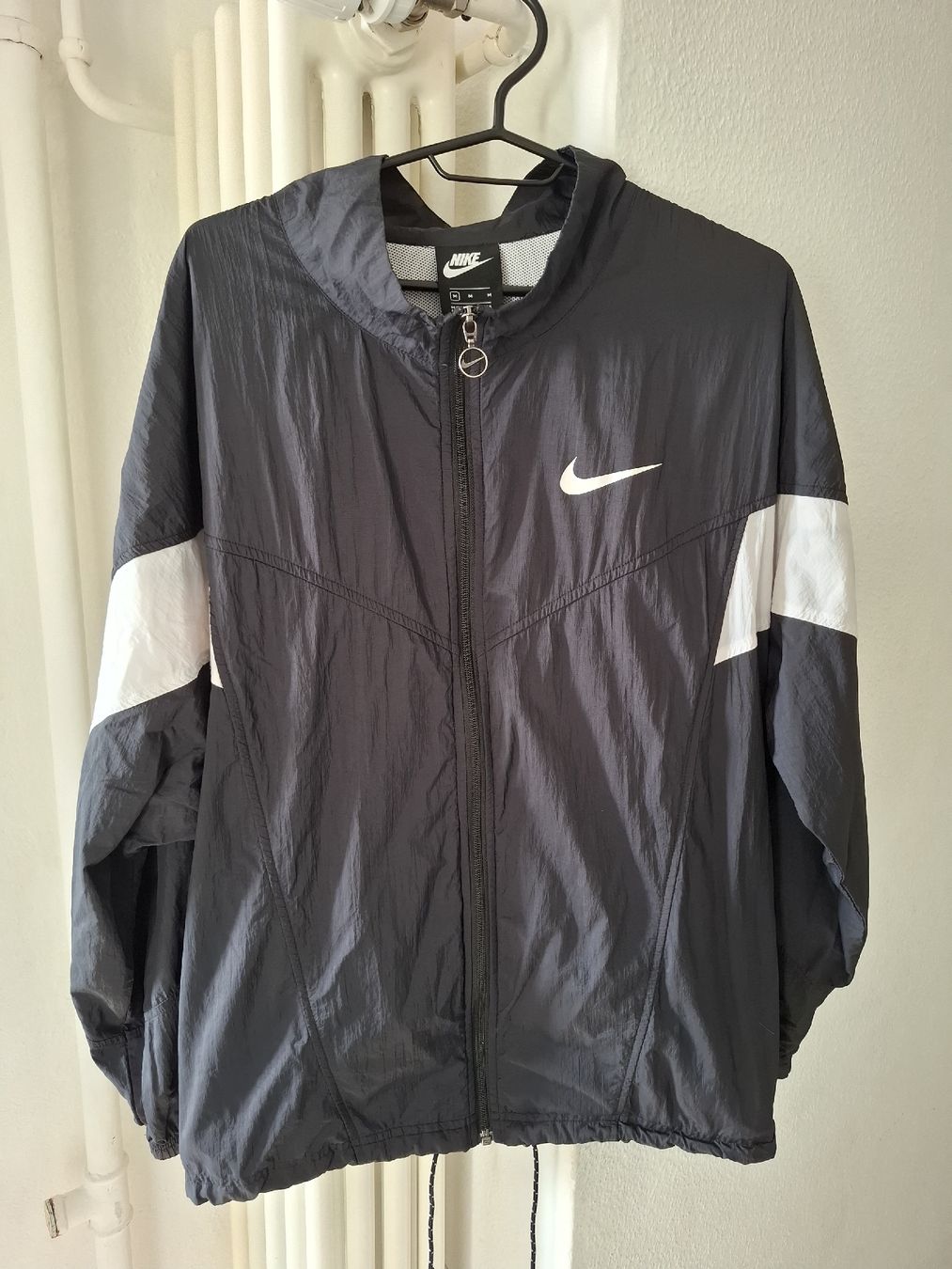 Nike Vestes: Nike Veste coupe-vent noire et blanche Taille M – D'occasion à Le Locle par sAm_2112 1