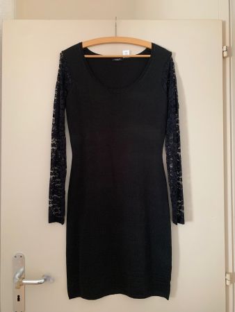 Robe noir - manches en dentelle