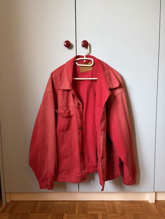 Verwaschene rote jeansjacke