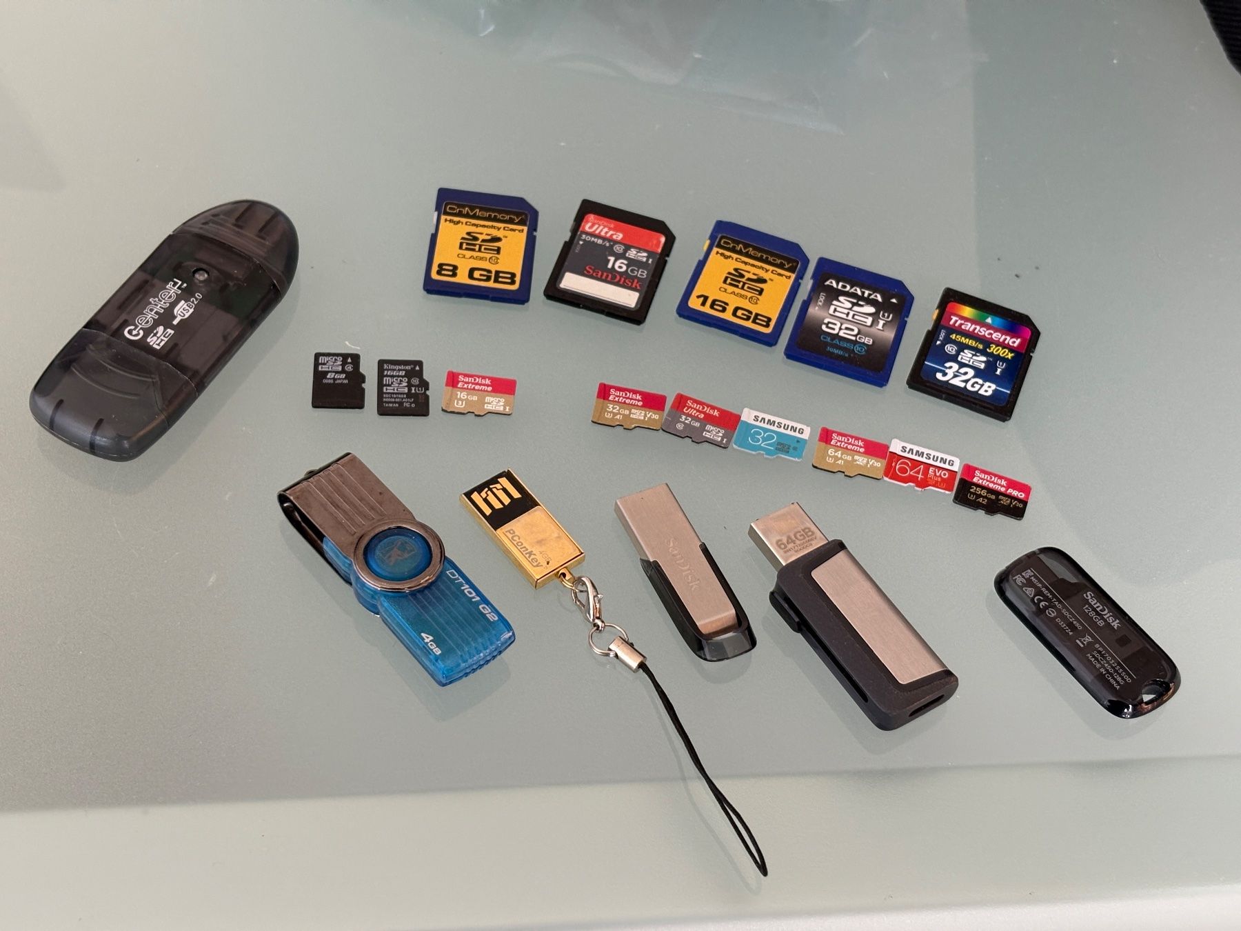 Chiavette USB: Verschiedene SD- / microSD-Karten und USB Sticks – Usato da Dietikon venduto da The-Star-Shop
