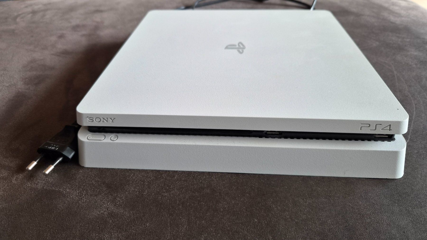 Sony Consoles: weisse PS4 gebraucht, läuft einwandfrei, mit Controller – D'occasion à Zweisimmen par M.G1111 2