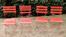Vier alte, zusammenklappbare Gartenstühle, aufgearbeitet