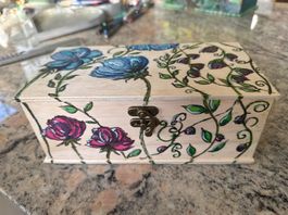 Handbemalte Holzschatulle mit Blumenmuster