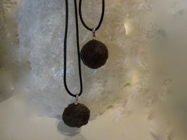 Anhänger Moqui-Marbles   (  Unikat  ) an Lederkordel